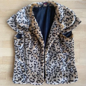 Leopard pälsväst - Säljer denna jättesnygga och coola pälsvästen. Den är köpt här på plick men den passade inte min storlek så blir tyvärr tvungen att sälja den. Andra bilden är från den tidigare ägaren!💕💕