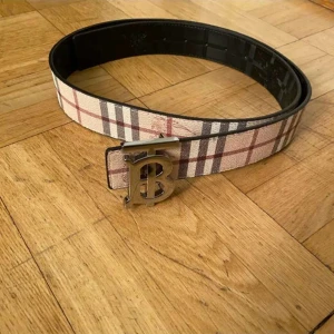 Burberry bälte - Jag säljer ett helt nytt och oanvändt burberry bälte i storlek 110cm. Vid frågor eller funderingar skriv till mig via dm. Bältet är reverse alltså du kan använda både Bruna och svarta sidan 