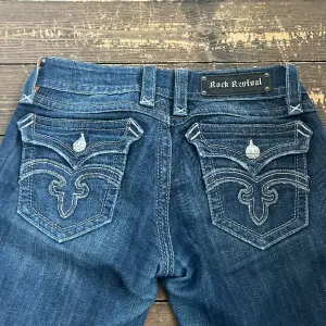Super coola bootcut Rock revival jeans! Kan gå ner i pris vid snabb affär!❤️ Original pris 2000kr🥰 Midjemått 75cm, innerbenslängd 84cm 