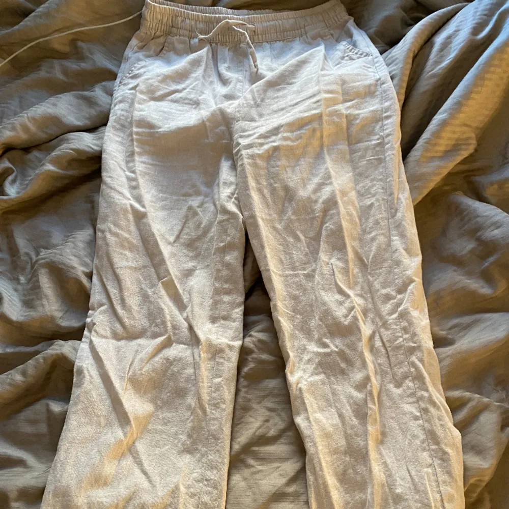 Linne byxor i storlek xs om jag inte har fel. har klipp bort lappen men alla byxor jag äger är xs/s så nånstans där. Liite genomskinliga. Farkut & Housut.