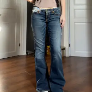 Världens finaste True Religion jeans, lågmidjade och bootcut. 💓 De är köpta i USA för ca 12 år sedan men har bara legat i en flyttlåda, de är inte använda alls och är i nyskick. 🙌 höftmåttet är 90 cm (runt hela) och innerbensmåttet är 87 cm. 🩷🩷