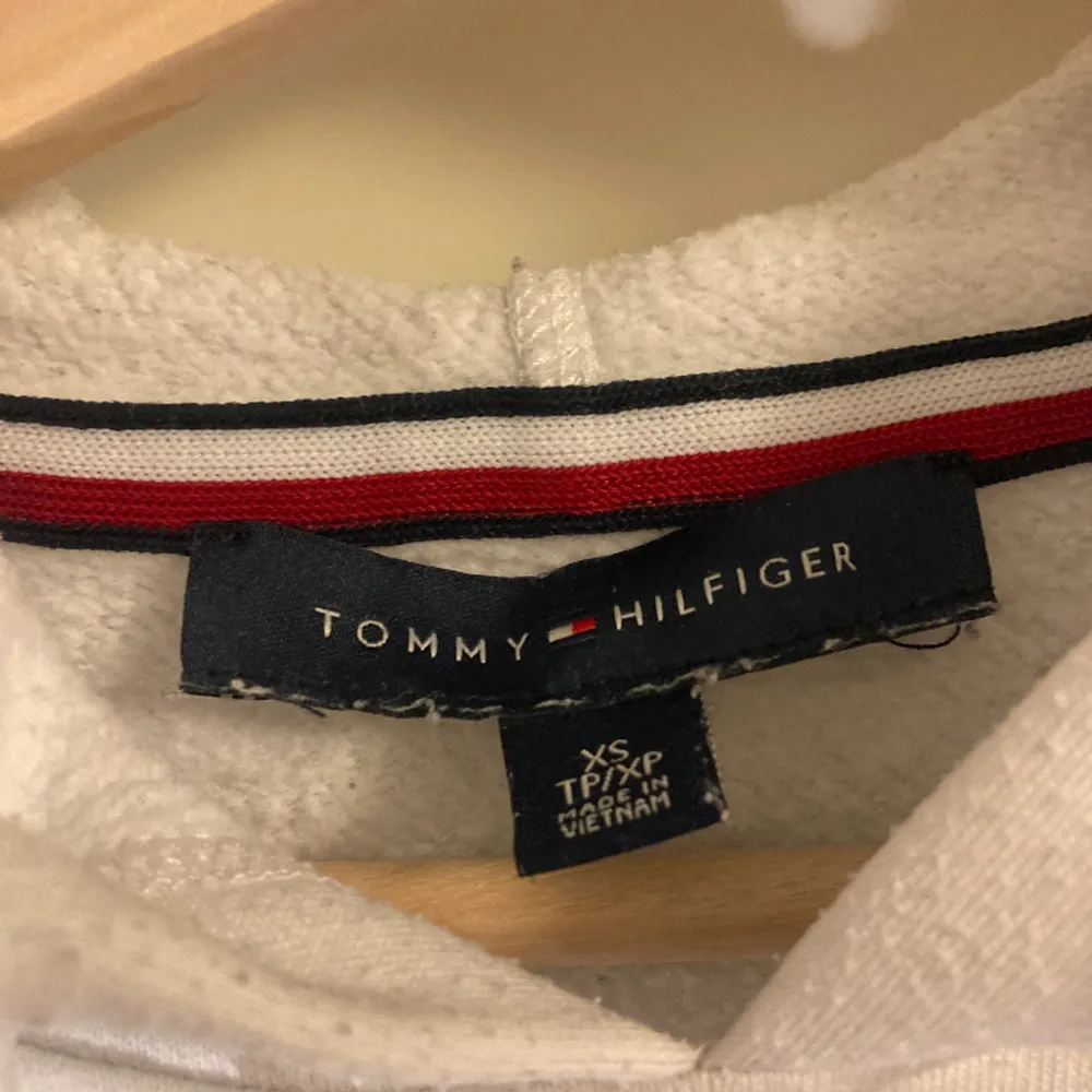 Hej! Jag säljer min Tommy hilfiger hoodie jag fick för ungefär ett år sedan. Använt ungefär 2-3 gånger och är nu för liten. Väldigt bra skick och riktigt snygg. Bara att skriva ifall ni har funderingar eller liknande. Tröjan är i storlek XS. Hoodies.