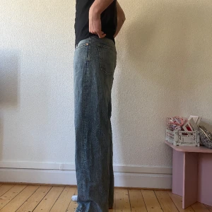 Weekday jeans - Skitsnygga weekday jeans som aldrig är använda så nyskick! Han på bilden är ca 190 och de är lite stora på honom. Är killjeans men passae även tjejer om man vill ha ett par oversized jeans! Skriv vid frågor eller fler bilder💗