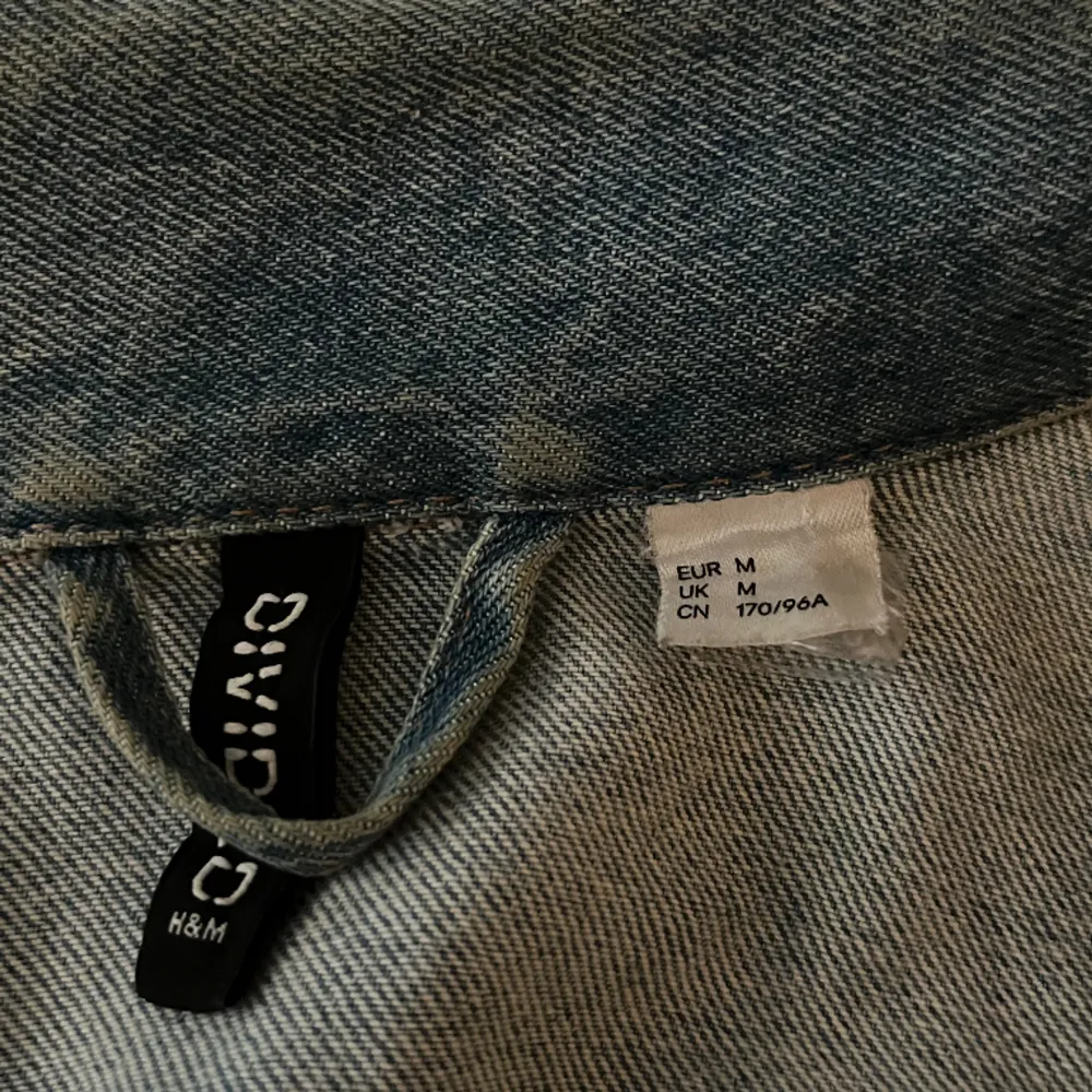 Fin ljusblå jeansjacka från Hm i storlek M 💕 Säljer eftersom den inte kommer till användning längre. Köparen står för frakten! Tryck köp nu. Skriv om du skulle ha några frågor 💕. Jackor.