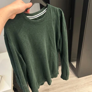 Stickad tröja - Grön stickad tröja i gott skick, storlek M