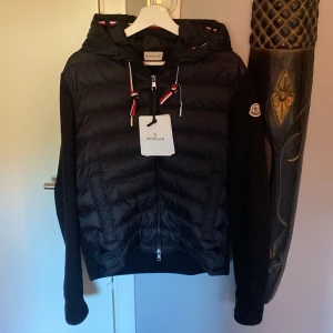 Moncler Cardigan  - Tja, tänkte kika lite intresse på denna dunder feta Moncler cardiganen! Inköpt i början av hösten på NK i Göteborg för över 10 000kr! Använt extremt lite så inga tecken på användning!