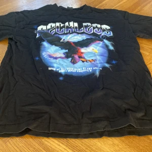 Svart t-shirt med tryck - Riktigt Snygg t-shirt. Perfekt på sommaren. Bra skick. Använd några gånger.