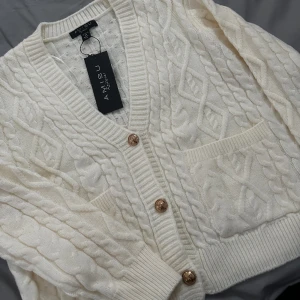 kofta  - stickad kofta, storlek xs. ny med prislapp🫶🏽