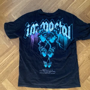 Svart t-shirt med tryck - Riktigt snygg t-shirt, perfekt på sommaren. Den är i bra skick. Använd några gånger