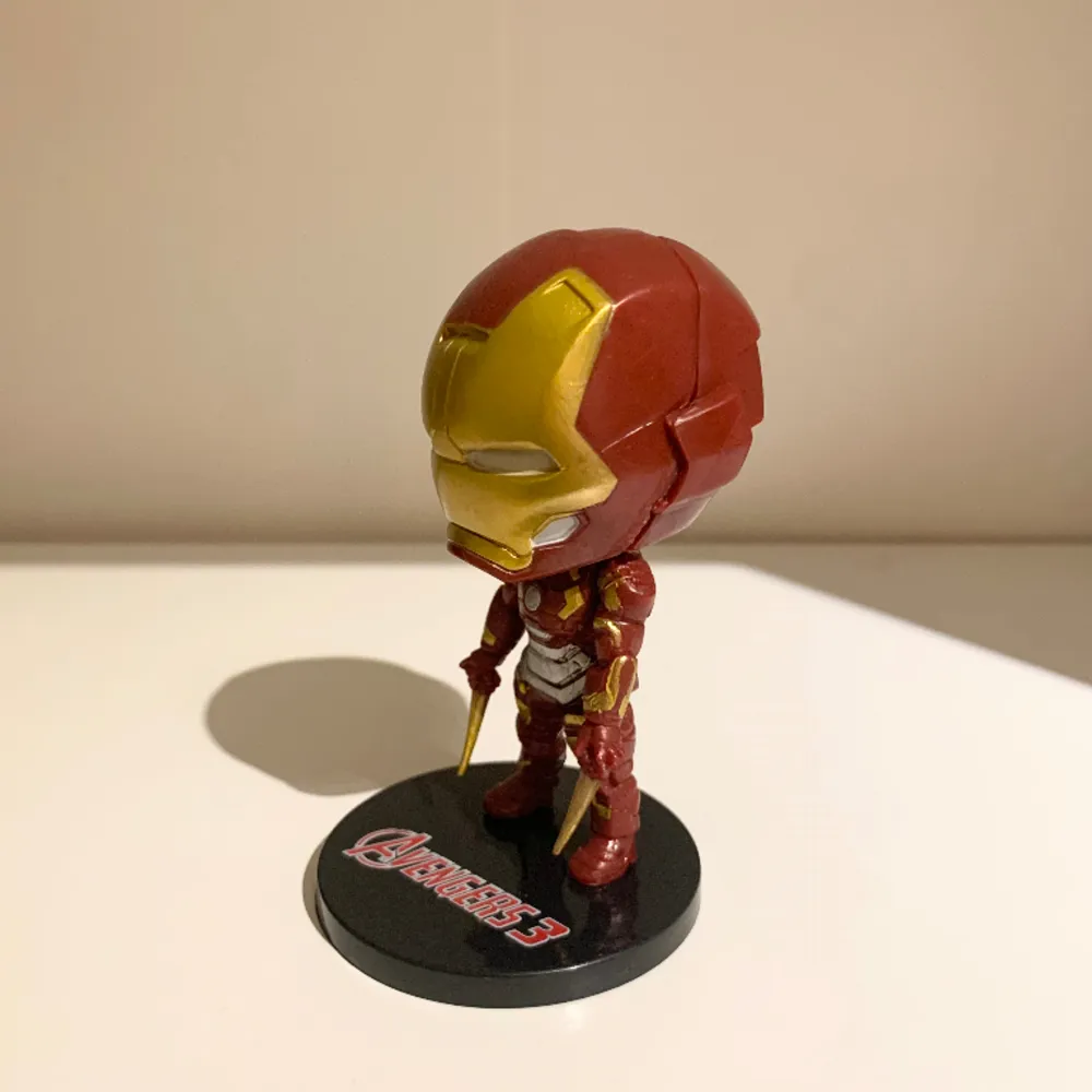 Iron man action figure.Displayboxen ingår. Färgalternativ för displayboxen är svart och grå.skriv gärna privat om fler bilder önskas eller om det är något du undrar.. Accessoarer.