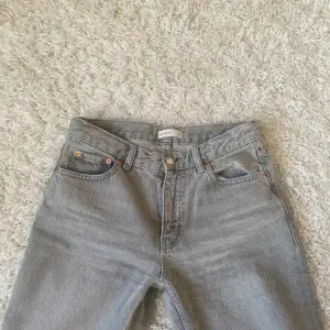 Lågmidjade grå jeans i strl 36 från Gina tricot🩶 midjemått: 40cm, innerbenslängd: 78cm