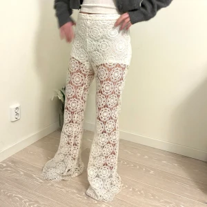 Virkade byxor  - Så sjukt snygga vorkade byxor från h&m💕 sparsamt använda ( shortsen under är en del av byxan)