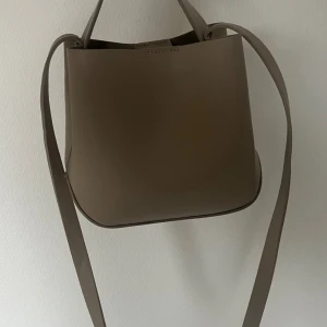 Väska - Säljer denna fina väskan från Gina tricot. En väska jag knappt använt men som är väldigt fin! ( Ordpris 300kr) OBS! väskan är mindre än vad det kan se ut på bilderna, så ni inte luras utav bilderna!  Vid mer bilder kontakta mig<3