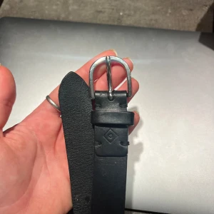 Skärp - Stilrent svart skärp från Gant, vintage, nypris för liknande ca 700kr Total längd: 98cm Längd mellan hålen och spännet: 87-77cm Pris kan diskuteras✨