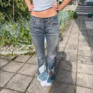 Supercoola jeans som är lappade nertill💗 Lowwaist och bootcut! 