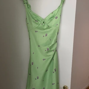 Adoore klänning - Säljer min adoore klänning då den var för liten på mig. Storlek 32.