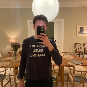 Morris tröja ”Morris bleu marine” - Tröjan är använd men har inga defekter. Nypris ligger runt 1000 men den går inte att hitta i lager någonstans. Priset går att diskuteras.