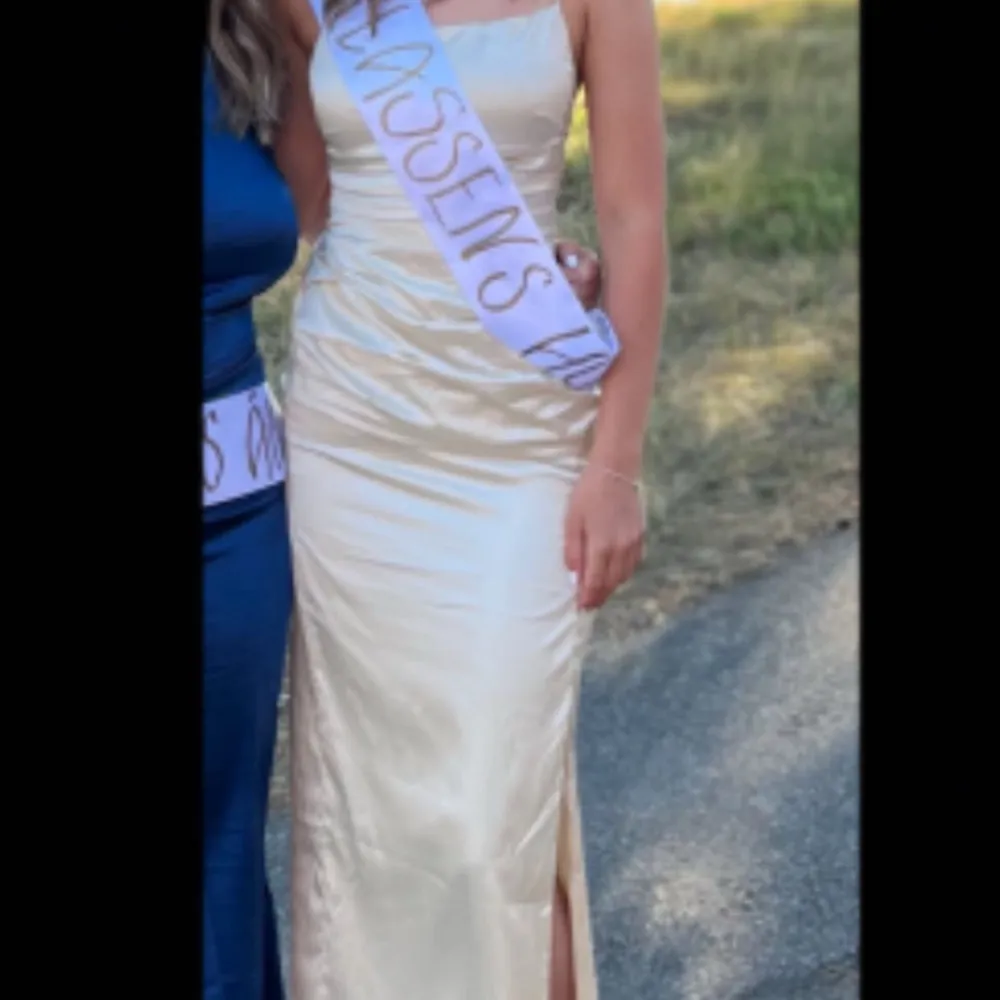 Klänningen är från Bubbleroom och är endast använd en gång, och är i mycket bra skick.💗 Klänningen är Champange färgad, ser lite gul ut på bild men i verkligheten är den beige/ champagne.❤️. Muu.