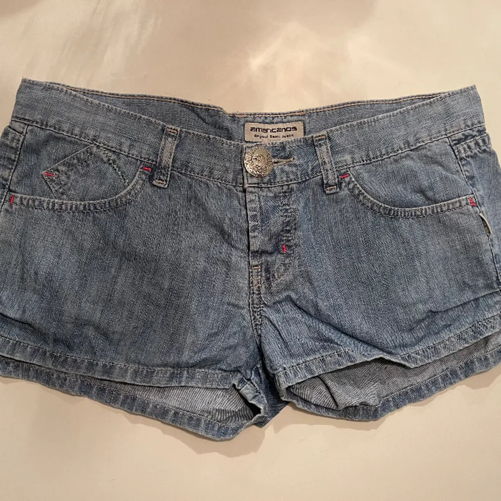 Så snygga jeansshorts med låg midja i nyskick!🩵. Shorts.