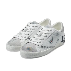 SÄLJER! - Säljer nu mina Ed Hardy skor då jag har tröttnat på dem. I helt okej skick förutom att skosnörena är smutsiga💗Köpta för 1400, säljer för 300 nu för att jag vill få dem sålda. 💗Frågor?💗Lånad 1 bild‼️💞 