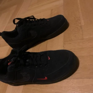 Nike Air Force 1 black and red Suede - Storlek:41 Som ny, har bara använt 2 gånger
