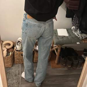 Jättefina midrise jeans från weekday i modell Arrow💘 i storlek 24/32