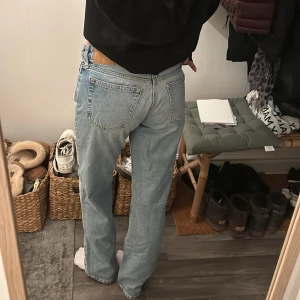 Weekday jeans - Jättefina midrise jeans från weekday i modell Arrow💘 i storlek 24/32