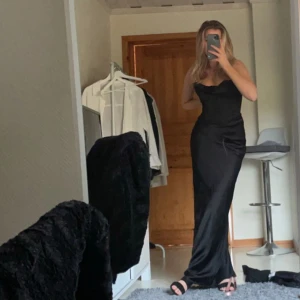 Balklänning  - Balklänning från house of cb i storlek xs, satin och uppsydd till mig som är 160 cm lång för referens. Nypris 2 500 kr, Använd två gånger ❤️