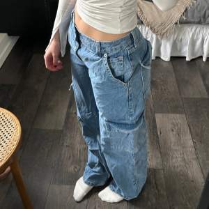 Skit snygga cargo jeans från asos som inte kommer till användning längre! Storlek 26/32, jag är 163 cm lång 💙