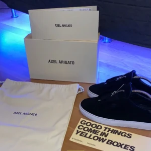 Axel arigatos - Säljer mina Axel arigato skor i storlek 41,köpta för 2650 kr men säljer för 2000 och pris kan diskuteras vid snabb affär. Dragkedjan på vänstra skon är sönder men ihopsydd. Stora i storlek och säljer de pga för stora för mig