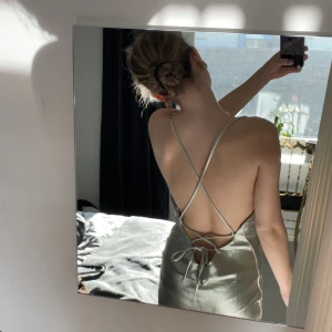 Klänning - Asos klänning använd av min syster 1 gång på ett bröllop! ( vid snabb affär 350 kr + frakt)