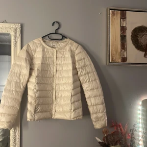 Uniqlo jacka - En super fin uniqlo jacka i nyskick den har aldrig varit använd utan lägger ut den för att den inte passade som jag ville🥰 det är inga defekter på den som jag kan hitta bara att skriva till mig om ni har några funderingar😜💋 köpt för 800