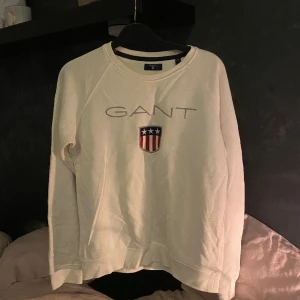 Gant tröja - Använd en gång, bra skick. Nypris 999kr. Passar både dam och herr.