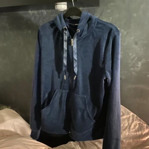 VelourKofta Gina tricot  - Jättesjuk kofta, endast använd en gång så väldigt fint skick. 