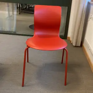en fin röd stol med mycket personlighet. Den söker nytt hem då dena nuvarande ägare inte hanterar den väl 