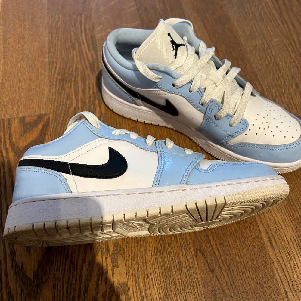 Min dotter säljer sin jordan 1 low, som köptes i JD sport i New York i december förra året, hon har använt dem 3 gånger.. Kengät.