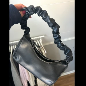 Handväska  - Supergullig och snygg handväska i jättefint skick!!💞