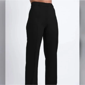 Hazel kostymbyxor  - Säljer ett par svarta kostymbyxor från madlady i strl 32/32. Modellen heter Hazel. Byxorna är i fint skick och har varken hål eller fläckar, dock har ena sömnen vid benslutet gått upp men är inget som stör och går lätt att fixa💞