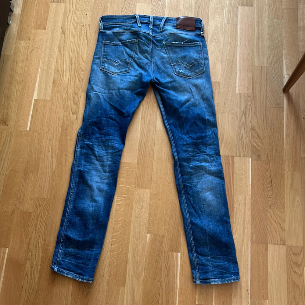 Säljer ett par riktigt fräscha replay jeans, modell Anbass i storlek 30/34. Köpta på NK för 1699 säljer dom nu för 699. Pris går att diskuteras vid en snabb affär!. Jeans & Byxor.