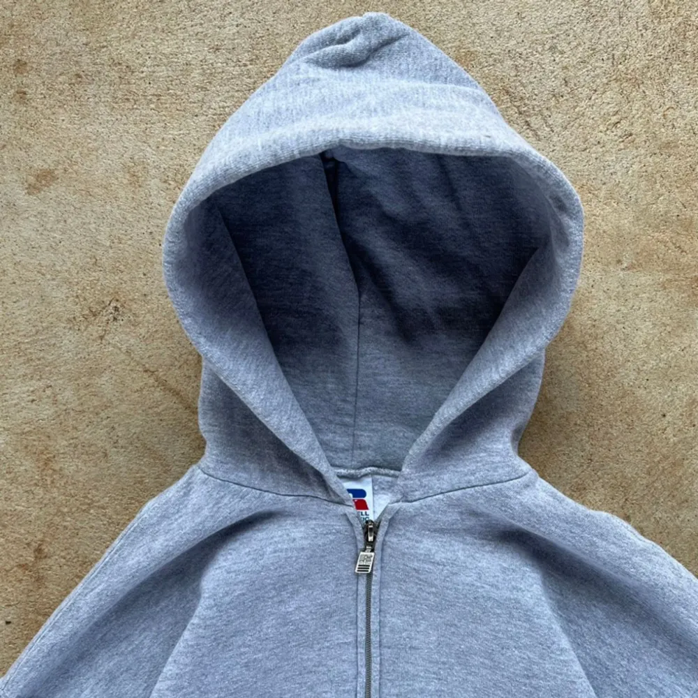 En oversized rare Russell Athletic zip hoodie, några enstaka slitage men en riktigt mjuk och snygg hoodie . Hoodies.