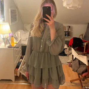 Zara grön volangklänning - Superfin grön volangklänning från zara i storlek M, aldrig använd utan bara testad 💗 200kr + frakt  💞
