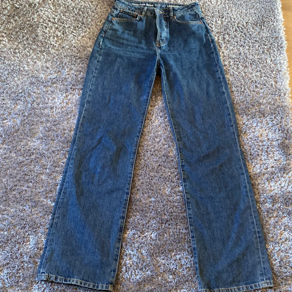 Säljer dessa snygga jeans från bik bok då de inte längre kommer till användning, de är i fint skick. De är i storlek 27 i midja och 32 i längd jag är 174 lång. Hör av dig vid fler frågor😊. Jeans & Byxor.