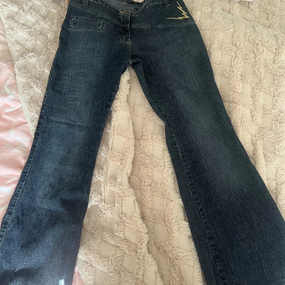 Helt nya vintage jeans som jag köpte för 500kr av en tjej, Måtten på dessa är: Bredd - 42 cm Längd - 106 cm Dessa passade ej mig de därför jag säljer dessa . Jeans & Byxor.