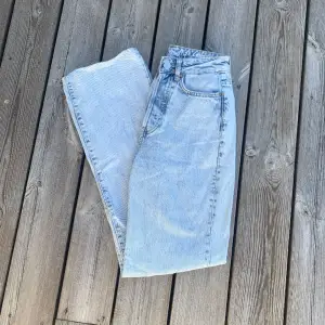 Håliga högmidjade jeans från Bikbok. Knappgylf och raka vida ben med hål på knäna. Uppsydda i benen. Midja-65,5 cm Längd- 88,5 cm Innerben- 65 cm🦋