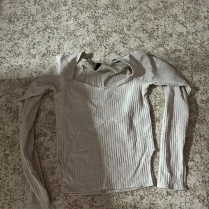 Gina Tricot Tröja - Säljer denna tröjan eftersom den ej kommer till användning. Den har ett litet sytt hål som ej syns riktigt. Jätte vacker