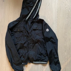 Moncler windbreaker - Säljer nu en sällsynt och eftertraktad moncler jeanclaude windbreaker i utmärkt skick (flawless)🤝