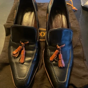 Skor från Tod's st 38 - Loafers från Tod's, st 38. Jättefint skinn