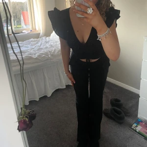 Svart fin top/blus - Jag säljer nu min svarta top! Toppen är i nyskick då jag aldrig använt den. Toppen är i storlek S/M!💕💕  Nypris 300kr