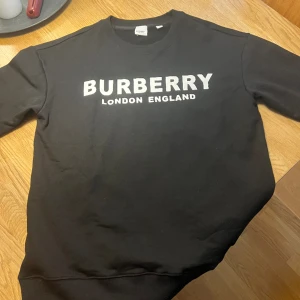 Burberry tröja  - Tjena säljer min burberry tröja som jag har haft ungefär i ett år inga skador elle liknade 8av10 skick hör av er vid frågor och funderingar 