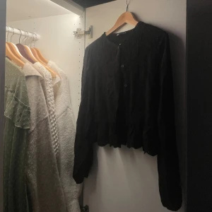 Svart zaratopp - Söt topp från zara med knappar❤️superfin som kofta, men också knäppt. Storlek Xs